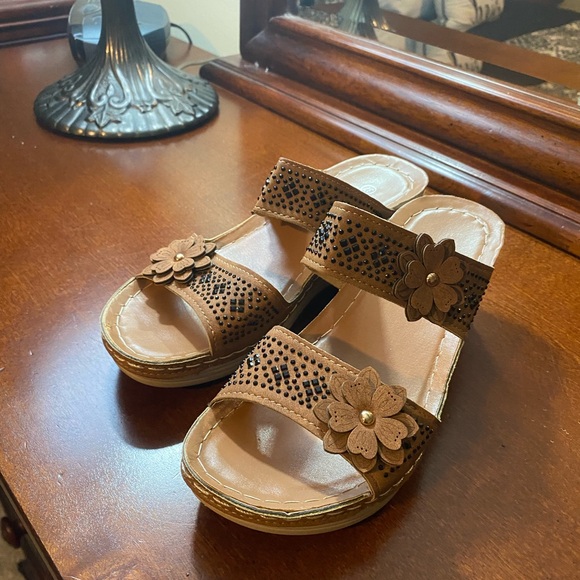 Size 37 tan slide on sandals - used but great condition - Picture 2 of 2